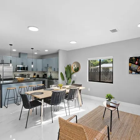 Spacious 4-Br House W Free Parking